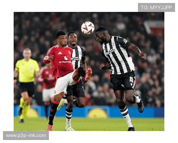 赛后谢什科与B费击掌，庆祝梅开二度