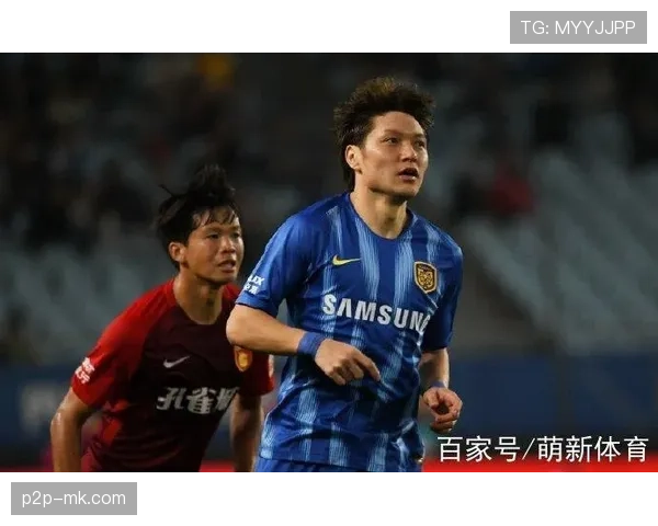 老将汪嵩替补登场,接受全场球迷掌声致敬 老将汪嵩替补登场,接受全场球迷掌声致敬